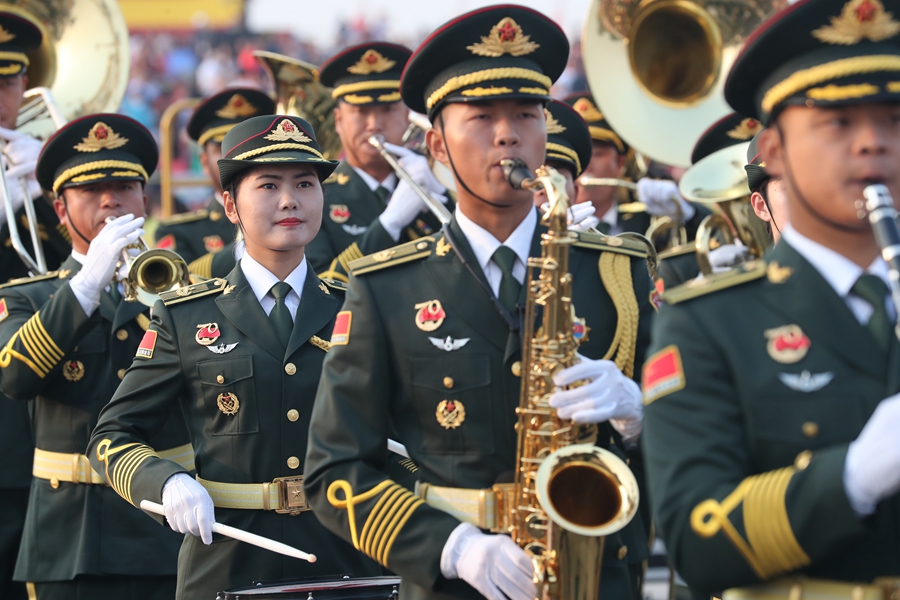 解放軍聯(lián)合軍樂(lè)團(tuán)在廣場(chǎng)就位后進(jìn)行準(zhǔn)備工作和試奏。據(jù)了解，解放軍聯(lián)合軍樂(lè)團(tuán)此次演奏是從開(kāi)國(guó)大典至今歷次閱兵以來(lái)演奏曲目最多的一次，不少曲目是為此次閱兵量身打造的全新作品，此次也是歷次女演奏員最多的一次。