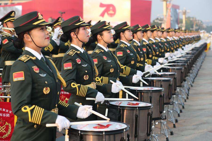 解放軍聯(lián)合軍樂(lè)團(tuán)在廣場(chǎng)就位后進(jìn)行準(zhǔn)備工作和試奏。據(jù)了解，解放軍聯(lián)合軍樂(lè)團(tuán)此次演奏是從開(kāi)國(guó)大典至今歷次閱兵以來(lái)演奏曲目最多的一次，不少曲目是為此次閱兵量身打造的全新作品，此次也是歷次女演奏員最多的一次。