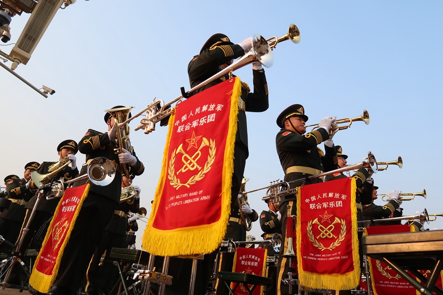 解放軍聯(lián)合軍樂(lè)團(tuán)在廣場(chǎng)就位后進(jìn)行準(zhǔn)備工作和試奏。據(jù)了解，解放軍聯(lián)合軍樂(lè)團(tuán)此次演奏是從開(kāi)國(guó)大典至今歷次閱兵以來(lái)演奏曲目最多的一次，不少曲目是為此次閱兵量身打造的全新作品，此次也是歷次女演奏員最多的一次。