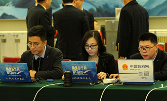 新華網(wǎng)、中國政府網(wǎng)記者在做直播準(zhǔn)備