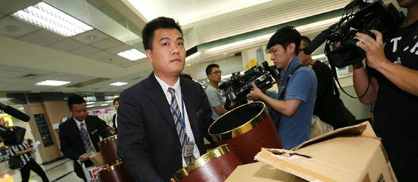 禮儀公司帶著遺體袋、骨灰壇協(xié)助處理善后