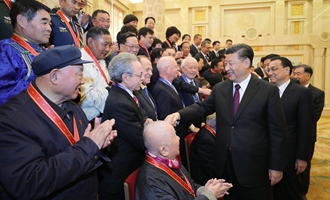 慶祝大會(huì)結(jié)束后，習(xí)近平等會(huì)見(jiàn)受表彰人員及親屬代表