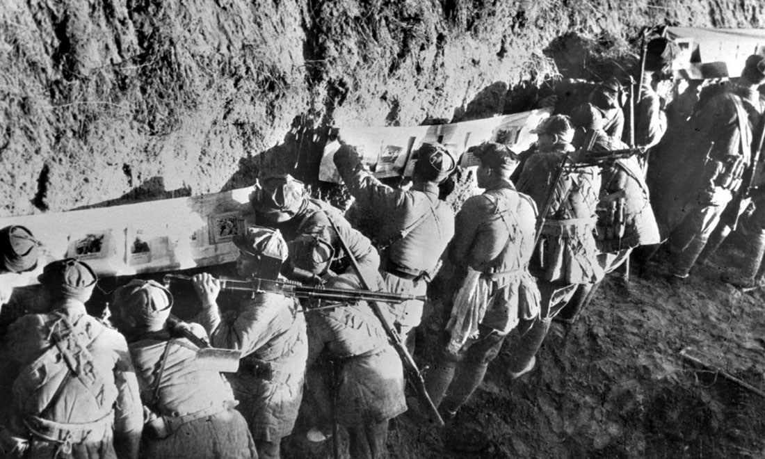1948年冬，淮海戰(zhàn)役期間，雙堆集前沿陣地舉辦的戰(zhàn)地影展，深受解放軍戰(zhàn)士歡迎。新華社稿  袁克忠攝