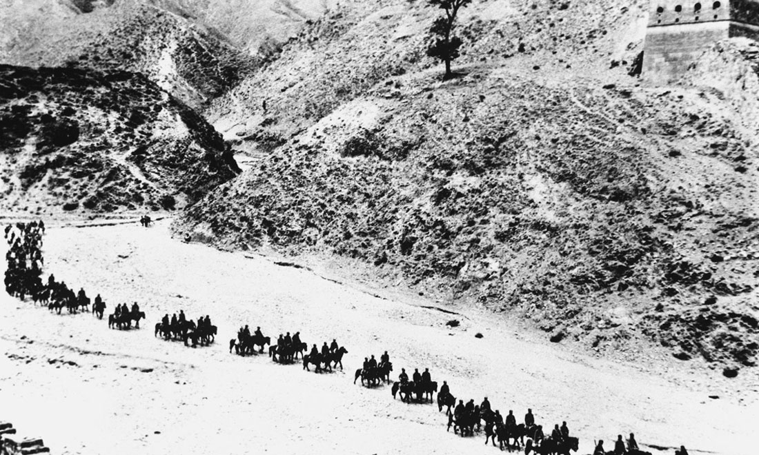 1937年11月太原失守后，八路軍向華北敵后挺進(jìn)，分兵發(fā)動群眾，開展敵后游擊戰(zhàn)爭，創(chuàng)建敵后根據(jù)地。新華社稿　沙飛攝