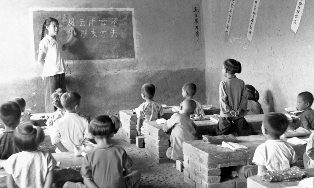1964年夏，河北省壩縣煎茶鋪公社西煎大隊(duì)，一所耕讀小學(xué)的學(xué)生們在上課。新華社記者梁一丁攝