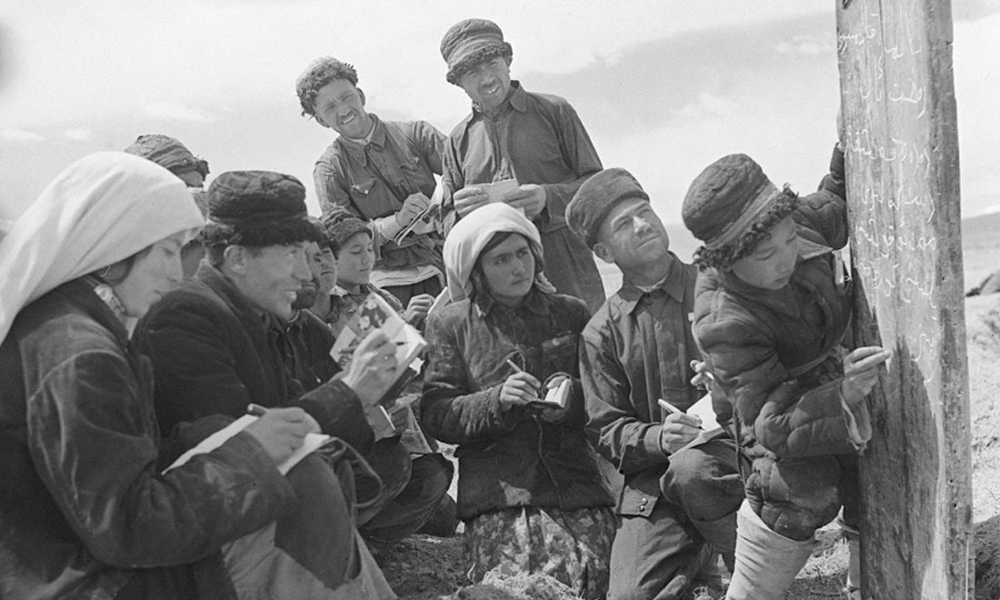 1960年6月，新疆慕士塔格峰下，大人們在小學(xué)生幫助下學(xué)習(xí)文化。新華社記者武純展攝