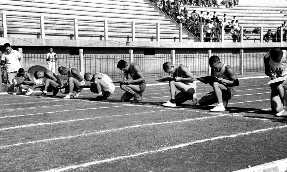 1952年8月2日，慶祝中國人民解放軍建軍25周年全軍運(yùn)動會在北京舉行，運(yùn)動員在進(jìn)行識字賽跑比賽。新華社記者岳國芳攝