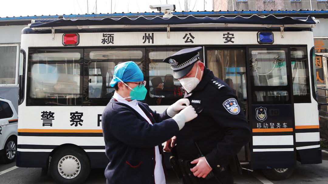 警察魏云龍：咫尺之間，各自奮戰(zhàn)