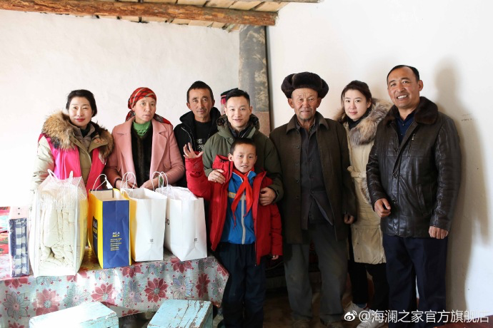 奧運(yùn)冠軍體操名將楊威把溫暖帶到北疆小朋友們的家中，把體育精神與奮斗的信念，傳遞到所有北疆孩子們的心中。