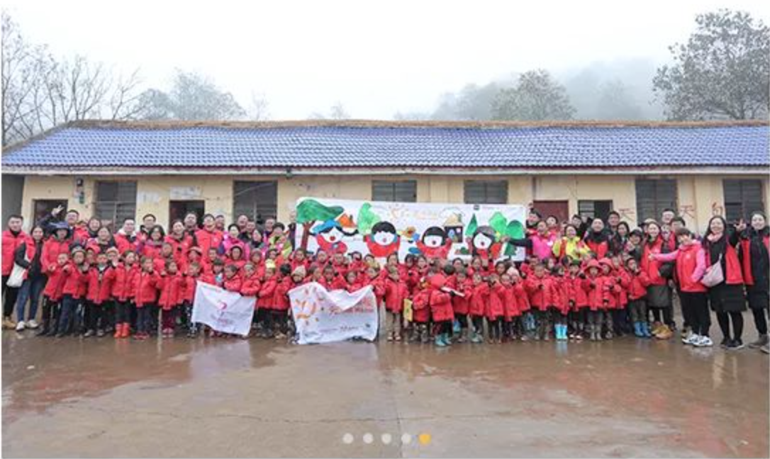 2018年11月6日，&ldquo;多一克溫暖&rdquo;團(tuán)隊(duì)走進(jìn)大涼山深處。為孩子們送去冬衣的同時(shí)，海瀾之家聯(lián)合網(wǎng)易打造在線課程平臺(tái)，把優(yōu)質(zhì)的教育資源也傳遞到偏遠(yuǎn)山區(qū)。同年，知名導(dǎo)演陸川特別參與監(jiān)制了&ldquo;多一克溫暖&rdquo;微電影《信歌》，為山區(qū)送去&ldquo;暖身又暖心&rdquo;的力量。