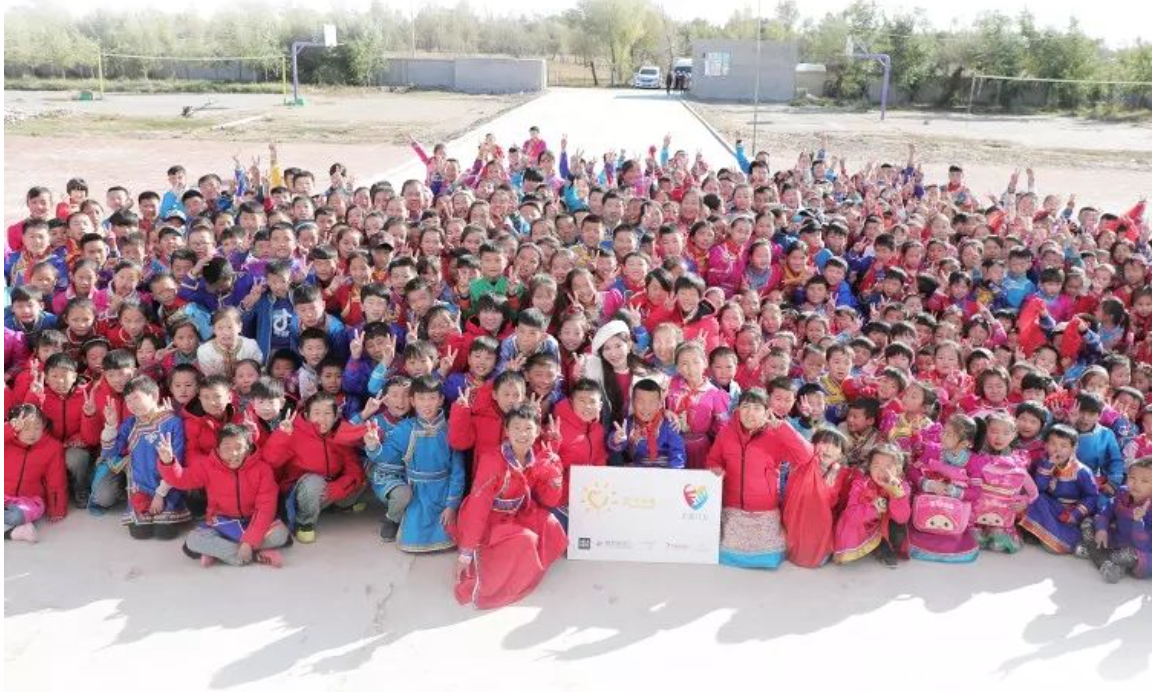 不知不覺，&ldquo;多一克溫暖&rdquo;已經(jīng)步入第六年。2019年10月14日，林志玲首次作為公益同行人，攜手鳳凰網(wǎng)&ldquo;護(hù)童計(jì)劃&rdquo;，與&ldquo;多一克溫暖&rdquo;一起趕赴內(nèi)蒙古回訪茫汗蘇木中心校的&ldquo;志玲姐姐之家&rdquo;，給那里的孩子送去溫暖。