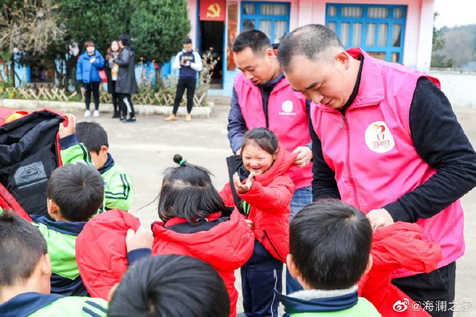 2019年11月，海瀾之家的志愿者們來到了貴州六盤水市的南開鄉(xiāng)。這里地域偏遠(yuǎn)溝壑縱橫。志愿團(tuán)隊(duì)就這樣小心謹(jǐn)慎的行駛在霧蒙蒙的山路上，堅(jiān)持把物資送到了塢鉛小學(xué)的孩子們手里。