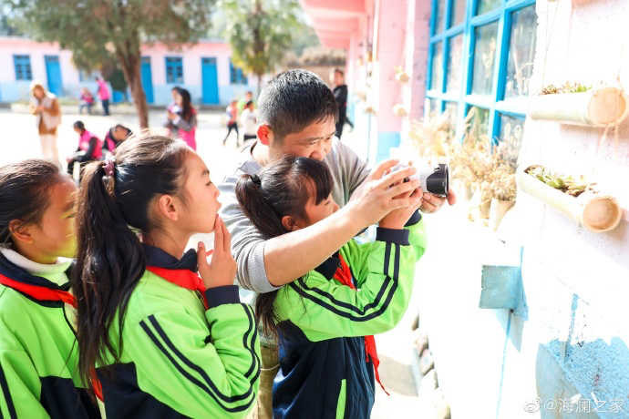 盡管身處大山，塢鉛小學(xué)卻到處都是驚喜，自制插花、獨(dú)一無二的石頭畫、杉木墩上的24節(jié)氣圖&hellip;&hellip;孩子們從不缺少發(fā)現(xiàn)美的眼睛。2019年，海瀾之家特別準(zhǔn)備了攝影課堂，讓孩子們通過拍照的方式自由地傳達(dá)真善美。