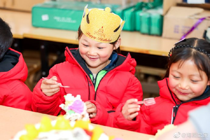 從暖身到暖心，海瀾之家的志愿者們不僅為孩子們帶去了學(xué)習(xí)用品，還帶去了生日蛋糕，給孩子們過了一個(gè)難忘的生日party。生長在山區(qū)的他們，過生日也只能和在外打工的父母通個(gè)電話，許多孩子還是第一次和這么多人一起吹蠟燭許生日愿望。