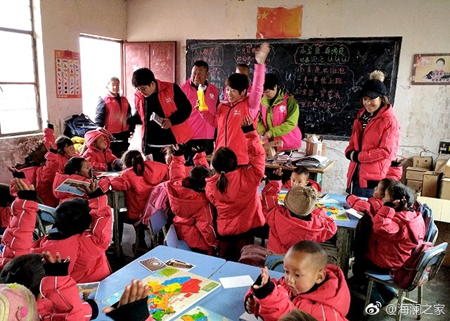 2018年，由海瀾之家攜手網(wǎng)易新聞打造的&ldquo;多一課溫暖&rdquo;課程平臺(tái)讓一間間溫暖的課堂走向深山與邊陲。帶著貼合孩子教育需求的線上內(nèi)容和教師、各領(lǐng)域KOL及愛心人士組成的愛心團(tuán)隊(duì)，海瀾之家用實(shí)際行動(dòng)為孩子的教育加溫，踐行&ldquo;多一克溫暖&rdquo;。