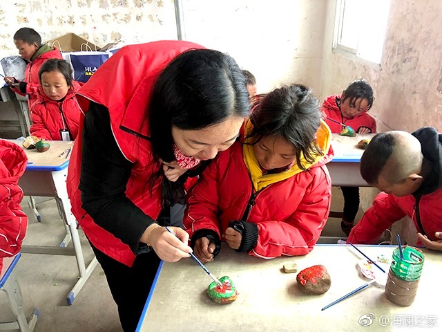 在繪畫課上，孩子們畫出心中想象的世界，不斷汲取關(guān)于美的知識(shí)。&ldquo;多一克溫暖&rdquo;帶給孩子們的是未來人生更多的機(jī)會(huì)與可能。公益行動(dòng)不應(yīng)只提供物質(zhì)捐贈(zèng)，更要加強(qiáng)對(duì)山區(qū)孩子們精神世界與未來發(fā)展的重視。