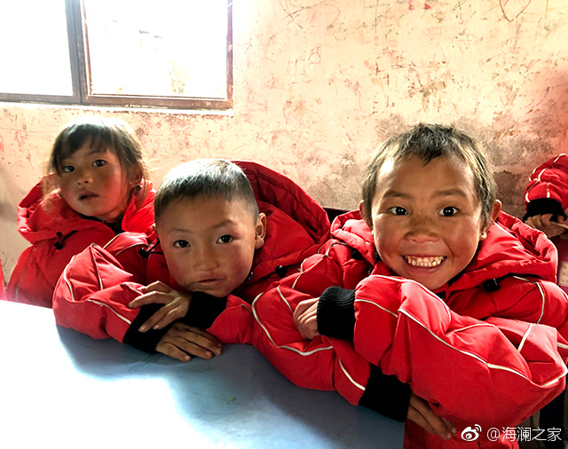 在四川省西南部川滇交界處的大涼山深處，坐落著一所紅旗小學(xué)。每當(dāng)最寒冷的季節(jié)到來，這里的許多孩子們不得不共用一件冬衣御寒。 &ldquo;多一克溫暖&rdquo;與暖流計(jì)劃記錄下了孩子們開心的笑臉。這些笑臉，都是&ldquo;多一克溫暖&rdquo;前行中的源源動(dòng)力。