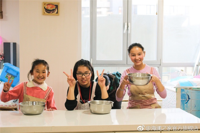 2017年 &ldquo;寒令營&rdquo;團(tuán)隊(duì)從不同角度，為北疆山區(qū)的孩子們打開了一個(gè)豐富的世界。來到北京，他們觀看了升旗儀式，參觀了故宮，走進(jìn)北京海洋館和動(dòng)物園。這次寒令營，展現(xiàn)在他們面前的是此前從未看到過的世界，意義非凡。