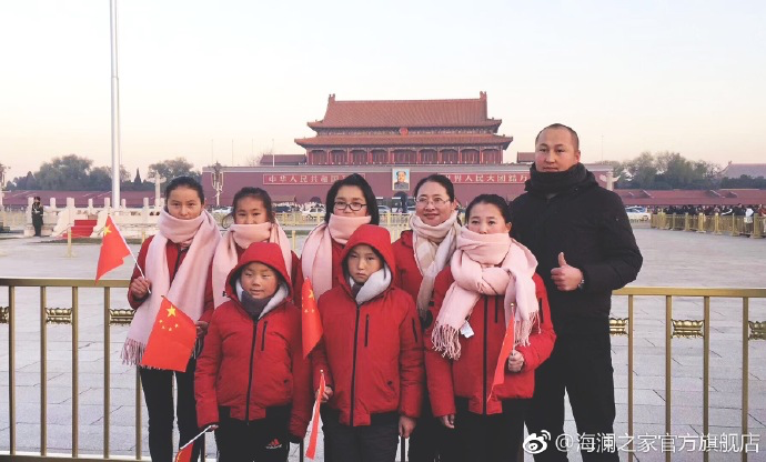 寒令營的第一天，孩子們觀看了升旗儀式，走進(jìn)故宮暢聽歷史故事。祖國的樣貌開始在他們心里清晰，未來的希望開始在他們心中發(fā)芽。海瀾之家&ldquo;多一克溫暖&rdquo;團(tuán)隊(duì)帶給孩子們精神世界的富足，照亮孩子們夢(mèng)想的啟蒙之路。