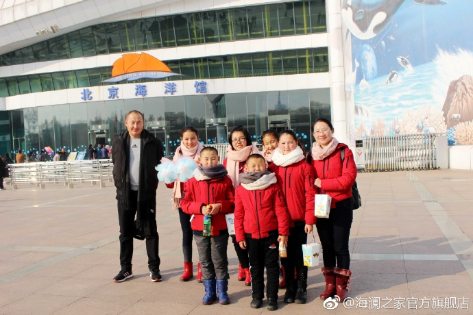 在海洋館，充滿求知欲和好奇心的孩子們像是一個(gè)個(gè)落入仙境的愛麗絲，不斷地提問，并用手中的紙筆和相機(jī)，記錄每一個(gè)畫面和知識(shí)，說要回去講給其他小伙伴和家人們聽。