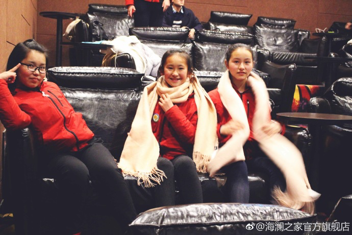 彼時(shí)恰逢《尋夢(mèng)環(huán)游記》上映，&ldquo;寒令營&rdquo;的孩子們一起在電影院觀看了電影，平日里最鬧騰的孩子，在第一次看3D電影時(shí)也變得安靜專注。孩子們?cè)谶@段旅程中增長了見識(shí)，一個(gè)更豐盛的世界就這樣打開了。