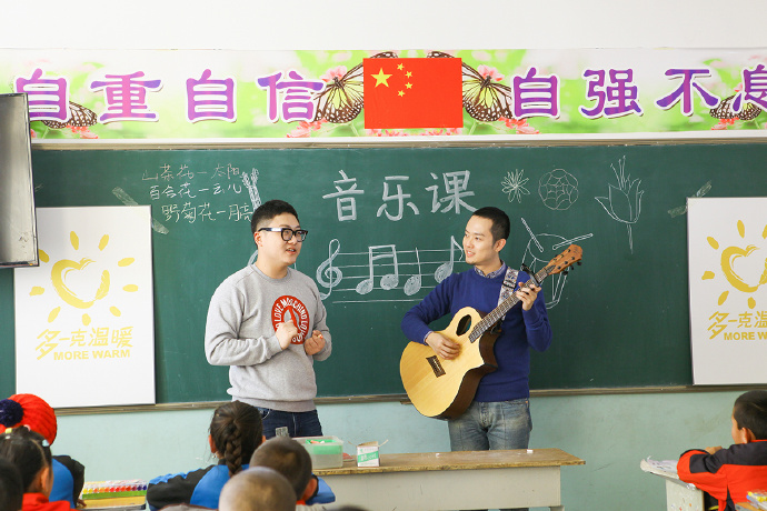 &ldquo;多一克溫暖&rdquo;公益活動(dòng)的老朋友好妹妹樂隊(duì)，為孩子們帶來了音樂和繪畫課，用音符溫暖孩子們的心靈，用畫筆繪出更繽紛的世界。不斷匯聚的愛心，讓寒冷的北疆進(jìn)入到更多人的視野當(dāng)中，也讓孩子們臉上的笑容更燦爛。
