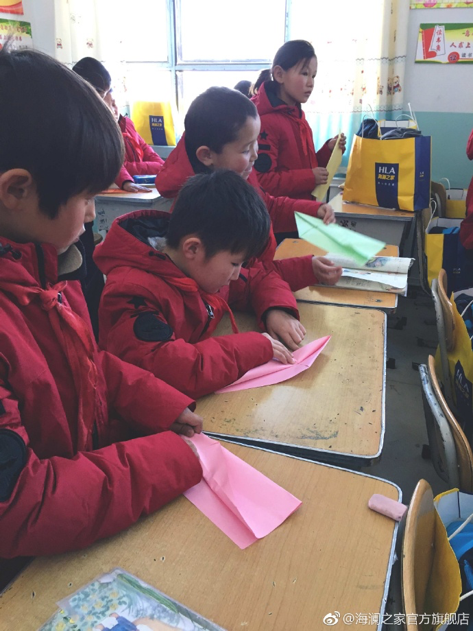 &ldquo;多一克溫暖&rdquo;的志愿者為孩子們帶去承載夢(mèng)想的手工課，孩子們通過剪紙、畫畫、折紙飛機(jī)，讓自己的夢(mèng)想在手中凝聚，隨紙飛機(jī)一起飛向天空，為凜冬帶來五彩斑斕的希望。