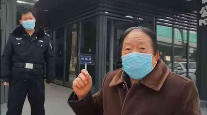 社區(qū)封閉，76歲的他為什么要出來(lái)