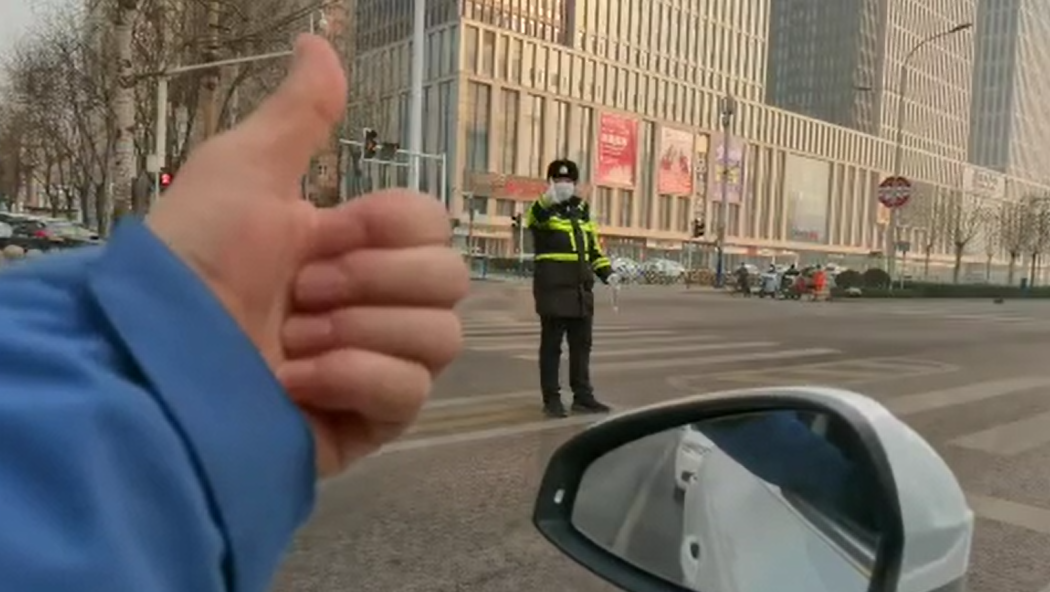 石家莊路人和交警的這個&ldquo;暗號&rdquo;，真暖！