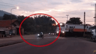 魯莽！無(wú)視警報(bào) 印尼男子強(qiáng)穿鐵軌險(xiǎn)被撞