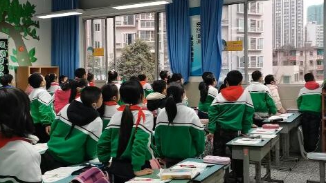 課上到一半，同學(xué)們卻把頭望向了外面！校長(zhǎng)說(shuō)：點(diǎn)贊！