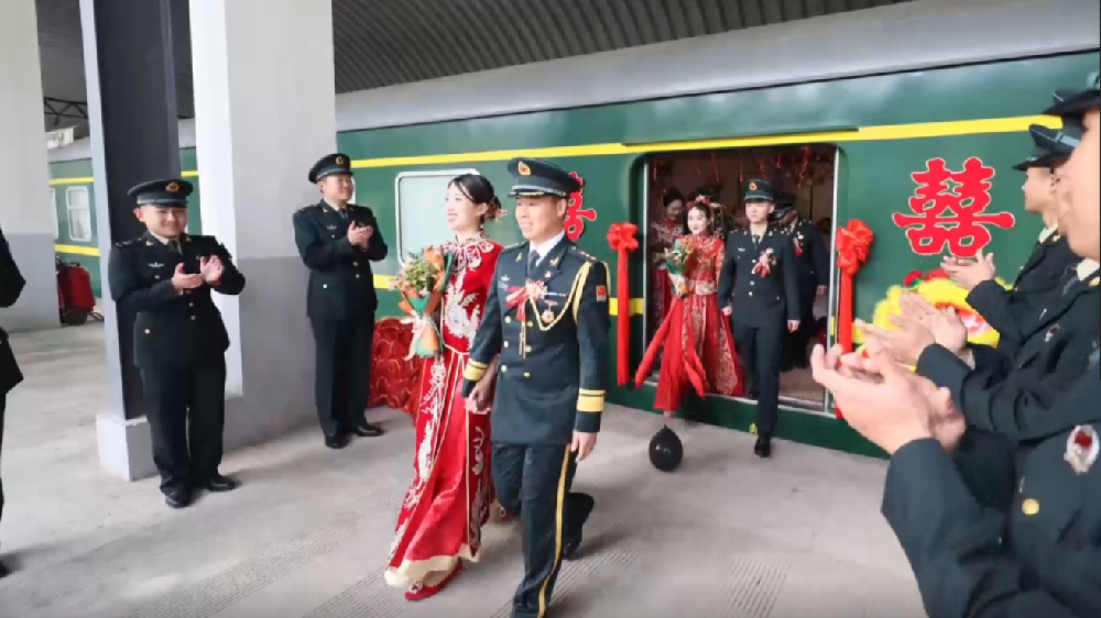 火車(chē)當(dāng)&ldquo;婚車(chē)&rdquo;，東風(fēng)快遞員最有排面的&ldquo;幸福軍列&rdquo;