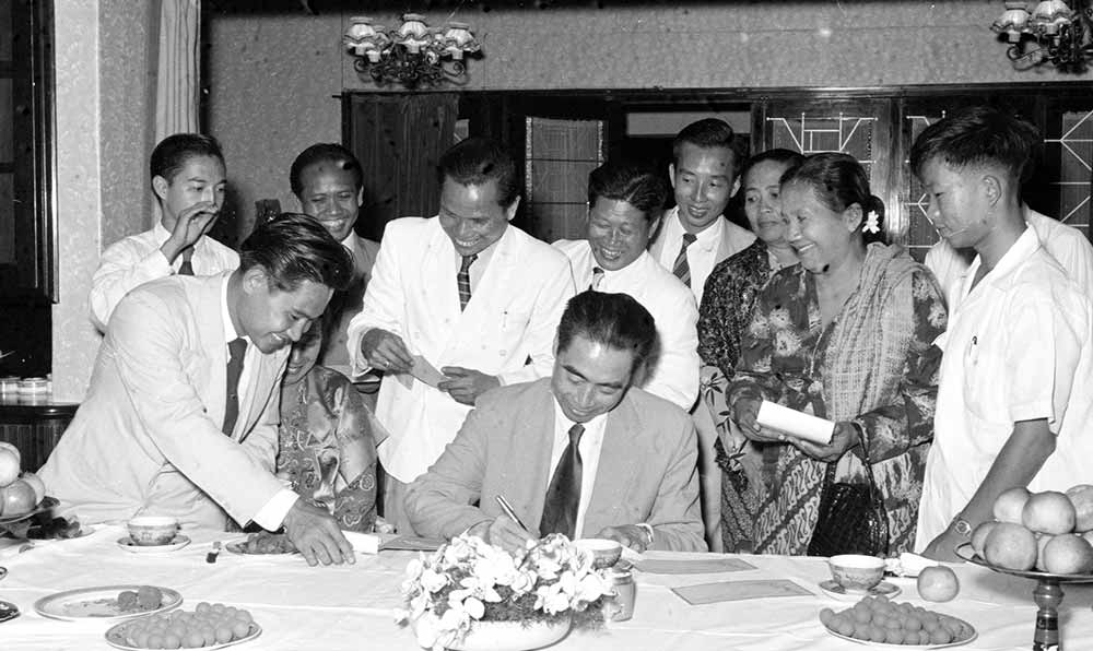 1955年4月25日，為迎接亞非會議而組織的萬隆人民委員會的代表請周恩來總理簽名留念。