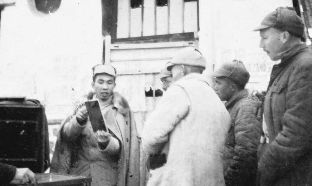 沙飛向參觀者講《晉察冀畫報(bào)》的制版情況。