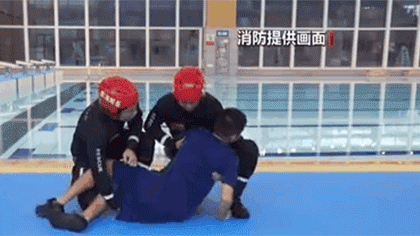 水中遇險 如何自救與施救？黃金30秒 如何將溺水者救上岸？