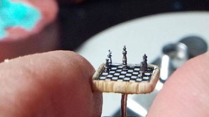 比指甲蓋還??！ 土耳其微雕藝術家雕出超小國際象棋