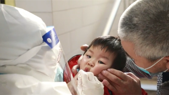 這一跪，謝謝你最美的&ldquo;核酸護士&rdquo;