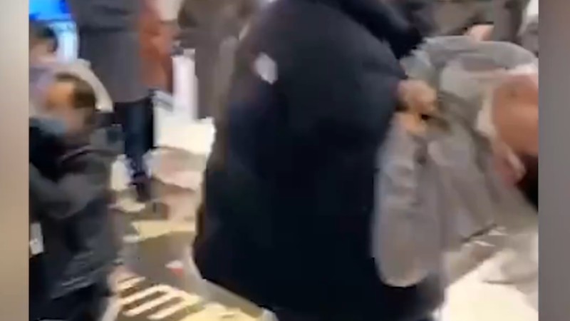 浙江一電影院發(fā)生事故多人送醫(yī)，現(xiàn)場(chǎng)家長(zhǎng)懷抱兒童奔走