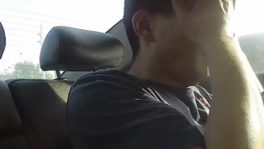 這人啥情況？他在警車(chē)上都能睡著