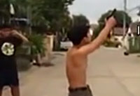 少年打槍來?？?原是二貨神配合