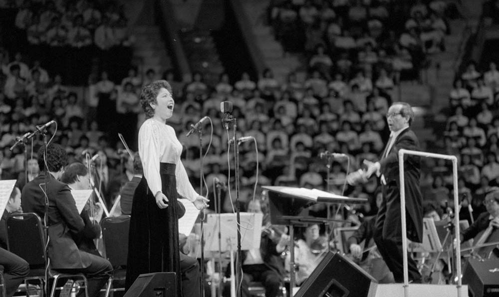 女高音歌唱家汪燕燕在香港&ldquo;黃河音樂節(jié)&rdquo;上演唱《黃河怨》。