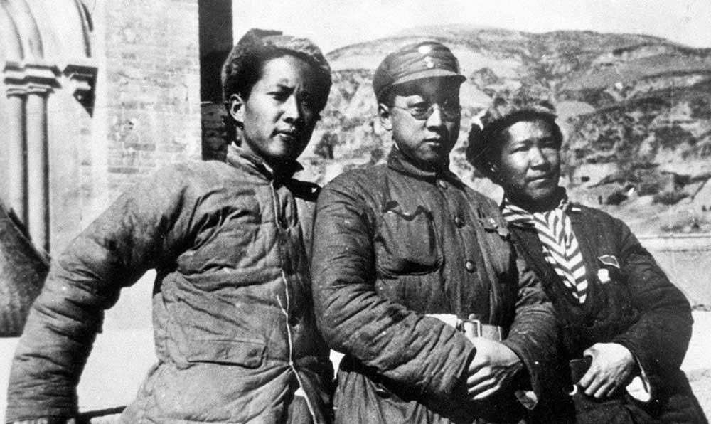 延安魯迅藝術(shù)文學(xué)院托兒所的阿姨和孩子們。