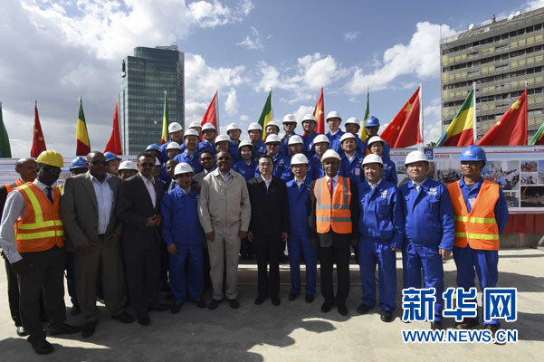 這是李克強(qiáng)同海爾馬里亞姆與施工人員合影留念。新華社記者 李學(xué)仁 攝