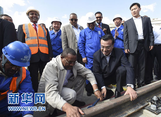 看到中埃雙方員工正在鋪軌作業(yè)，李克強(qiáng)同海爾馬里亞姆一起拿起扳手，擰緊螺絲。新華社記者 李學(xué)仁 攝