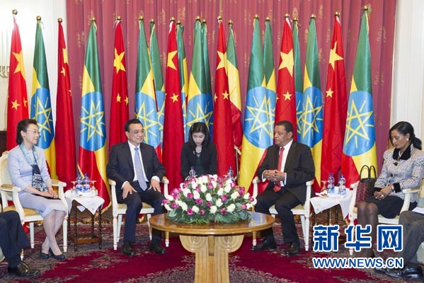 李克強總理夫人程虹、穆拉圖總統(tǒng)夫人梅阿扎參加會見。新華社記者王曄攝