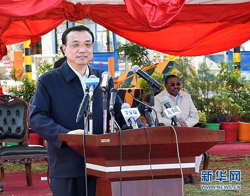 5月5日，國務(wù)院總理李克強(qiáng)與埃塞俄比亞總理海爾馬里亞姆共同出席亞的斯亞貝巴-阿達(dá)瑪高速公路一期竣工揭牌典禮，并為二期工程開工奠基剪彩。這是李克強(qiáng)在典禮上致辭。新華社記者 李濤 攝 