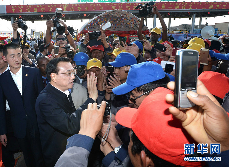 5月5日，中國國務(wù)院總理李克強(qiáng)與埃塞俄比亞總理海爾馬里亞姆共同出席亞的斯亞貝巴-阿達(dá)瑪高速公路一期竣工揭牌典禮，并為二期工程開工奠基剪彩。這是典禮結(jié)束后，李克強(qiáng)同工程施工人員親切交談。新華社記者 李濤 攝 