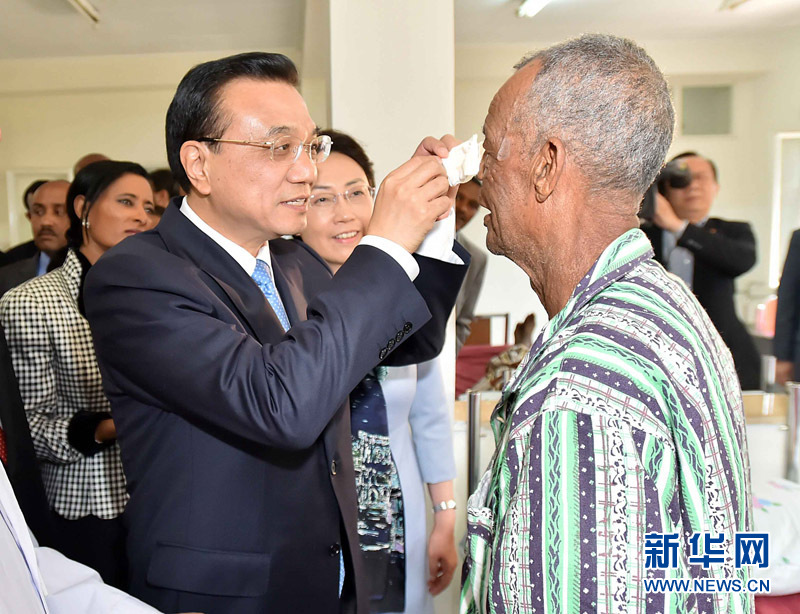 5月6日，國務院總理李克強與埃塞俄比亞總統(tǒng)穆拉圖一同來到亞的斯亞貝巴阿勒塔醫(yī)院，看望受益于中國免費白內(nèi)障手術&ldquo;光明行&rdquo;活動的埃塞俄比亞患者。這是李克強親手為接受中國醫(yī)生手術的埃塞俄比亞白內(nèi)障患者拆開紗布。 新華社記者 李濤 攝 