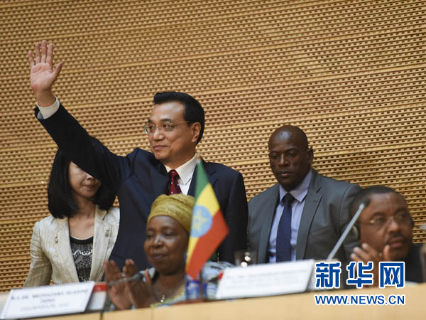 5月5日，中國國務(wù)院總理李克強在位于亞的斯亞貝巴的非洲聯(lián)盟總部發(fā)表題為《開創(chuàng)中非合作更加美好的未來》的演講。這是李克強步入會場時向聽眾揮手致意。新華社記者 李學(xué)仁 攝 