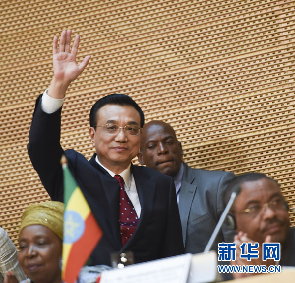 5月5日，中國國務(wù)院總理李克強在位于亞的斯亞貝巴的非洲聯(lián)盟總部發(fā)表題為《開創(chuàng)中非合作更加美好的未來》的演講。這是李克強步入會場時向聽眾揮手致意。新華社記者 李學(xué)仁 攝 
